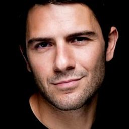 Kenan Ece 飾演 Emir