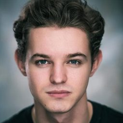 Nikolai Leon 飾演 Christopher Robin