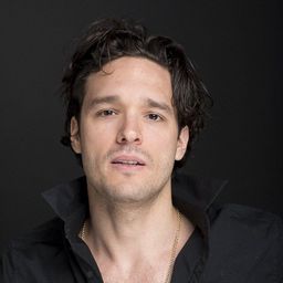 Almagro San Miguel - 她行走於黑暗中演員 飾演Antonio