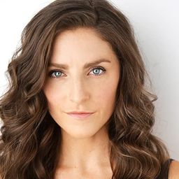 Katie McClellan 飾演 Allie