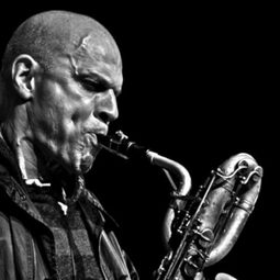 Charles Papasoff 飾演 Saxophonist
