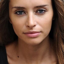 艾里亞德娜·卡芙 飾演 María