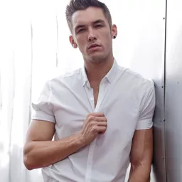 Mark O’Dea 飾演 Hero