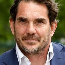 Sébastien Farran 飾演 Self