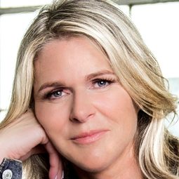 Kim DeLonghi 飾演 Mrs. Dyer