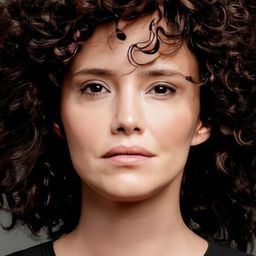 Nehir Erdoğan 飾演 Ece