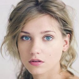 Kristina Asmus 飾演 Girl from America