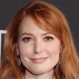 艾莉西亞·維特 飾演 Dr. Karen Amos