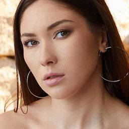 Victoria Bailey 飾演 Sarah