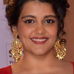 Sanah Kapoor 飾演 Isha Arora