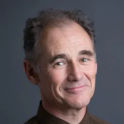 馬克懷倫斯 飾演 Peter Isherwell