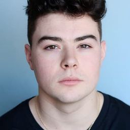 Oscar Wahlberg 飾演 Boy with Glasses