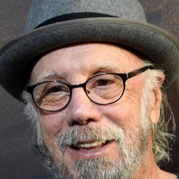 Dayton Callie 飾演 Yank Lewis