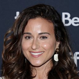 Romina D'Ugo 飾演 Stephanie