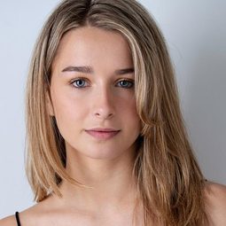 Erin Pitt 飾演 Scarlett