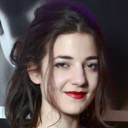 埃絲特·卡瑞 飾演 Sara