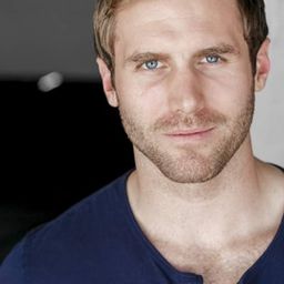 Ben Gavin 飾演 Roger