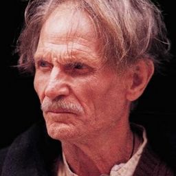 Carmelo Di Mazzarelli 飾演 Spiro