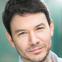 Grant Ibbs 飾演 Man