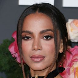 安妮塔 飾演 Self