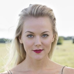 艾格妮絲·琳斯特隆·博姆格倫 飾演 Coach Lollo