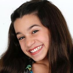 蘇菲亞·蓋吉斯 飾演 Sacha