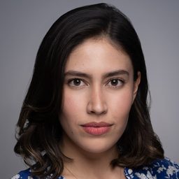 Karina Segura 飾演 Liza