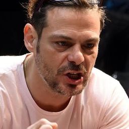 Rémusz Szikszai 飾演 Iván