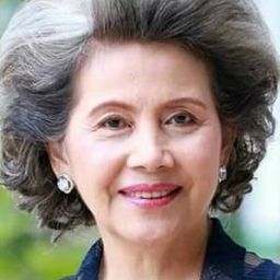 Tassawan Seneewongse 飾演 Ms. Somchit