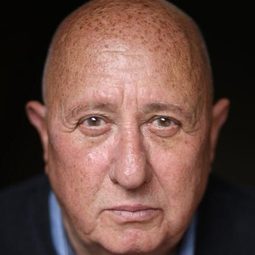 Jack Chissick - 槲寄生農場的驚奇聖誕演員 飾演Grumpy Lawyer