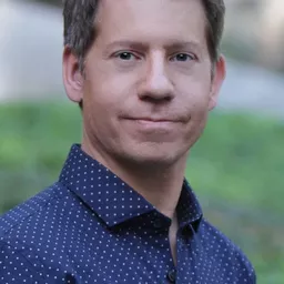 Eric Jacobson 飾演 Grover / Oscar / Bert (voice)