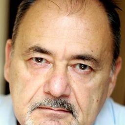 Patrick Bonnel 飾演 Roussel