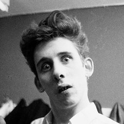 Shane MacGowan 飾演 Bruno McMahon
