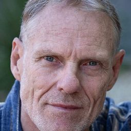 John Flanders - Nona演員 飾演Officer (voice)