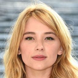 海莉貝內特 - 邊緣禁地：沙丘喪戰演員 飾演Lilith's Mom