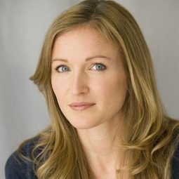 Saskia Larsen 飾演 Arena Pugh