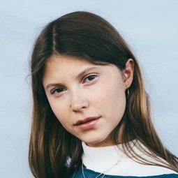 艾莉·哈柏 - 奧海姆一家演員 飾演Irene