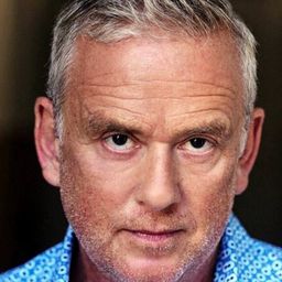 Thomas Huber 飾演 Karl-Heinz Becker