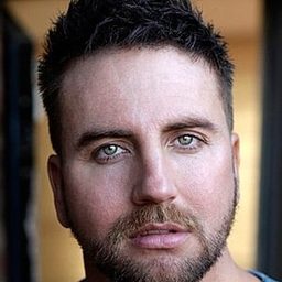 Carl Loughlin 飾演 Gareth