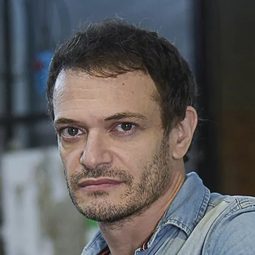 奧古斯汀·里塔諾 - 我愛幽浮演員 飾演Ing. Sixto Schiaffino