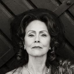 Agneta Ekmanner 飾演 Bess