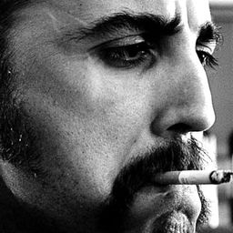 Alex Lucchesi 飾演 