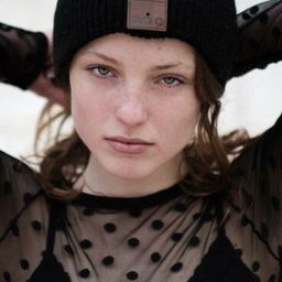 Claudia Roset 飾演 Sara