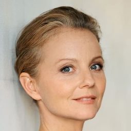 Carina N. Wiese 飾演 Katja