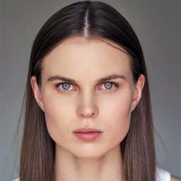 Alexandra Revenko 飾演 Maryana's Friend