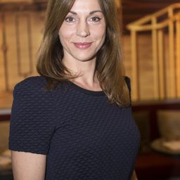 Ulrike C. Tscharre 飾演 Dr. Nicole Gerber