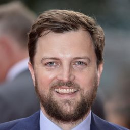 伊安·莫里斯 - 冏男四賤客編劇