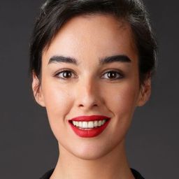 Öykü Naz Altay 飾演 Elif