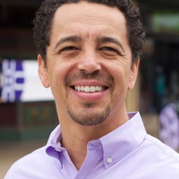 Brent Roam 飾演 Bartender