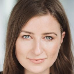 Naomi McDonald 飾演 Alice Nimbletoes (voice)